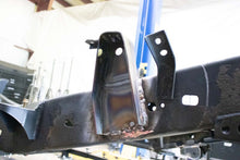 Load image into Gallery viewer, Rustbuster Front Bed Mount Right Side